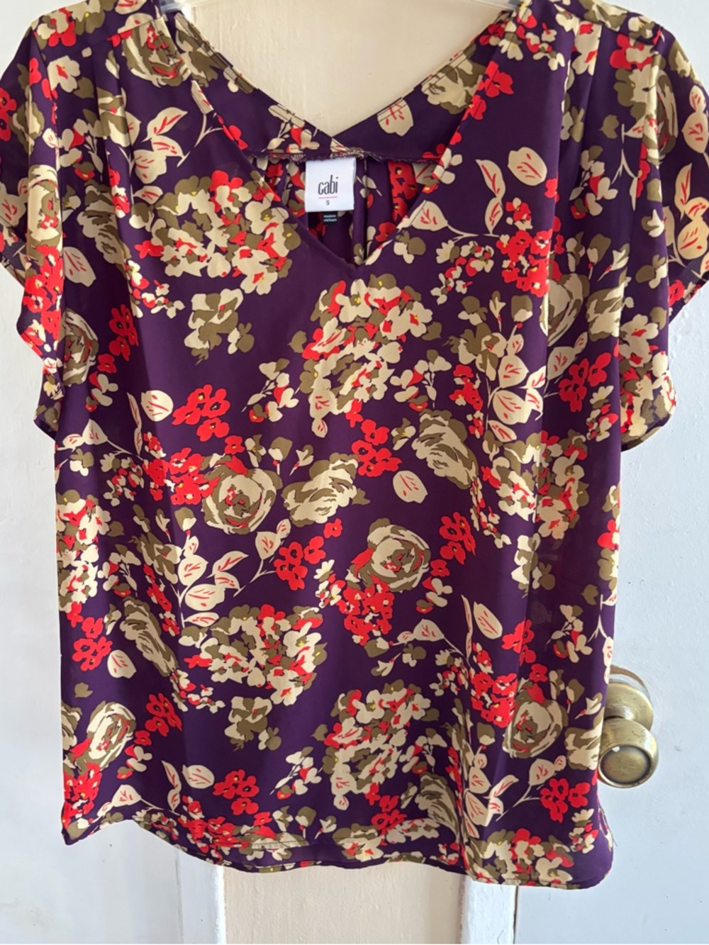 CAbi Purple Floral V-Neck Flutter Sleeve Top sz Small